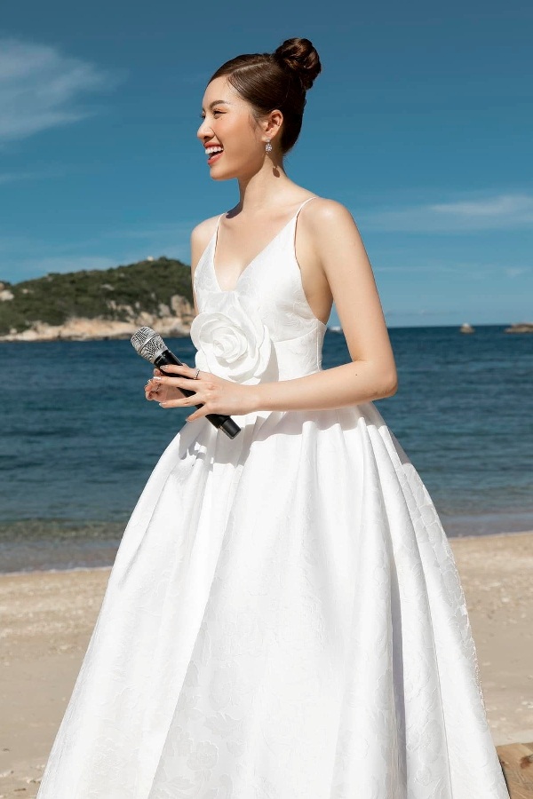 Sắc vóc 'MC 3.000 chữ' được chọn thi Miss Charm 2023