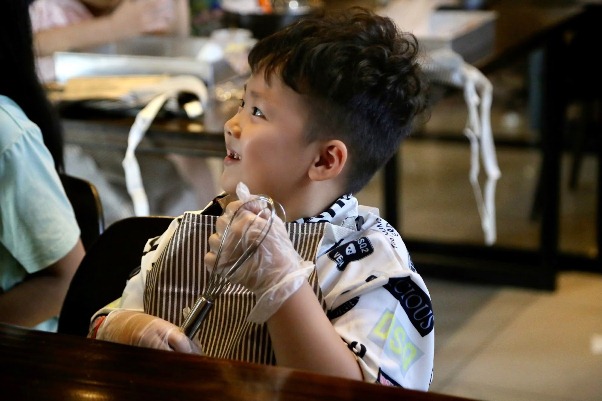 Học viên Học viện Ngôi sao Việt Nam tham gia làm bánh ý nghĩa ngày hè