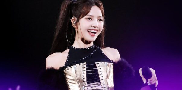 Lisa (BLACKPINK) khoe ảnh hậu trường concert ở Hà Nội