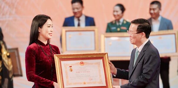 Trịnh Kim Chi xúc động nhận danh hiệu Nghệ sĩ Nhân Dân