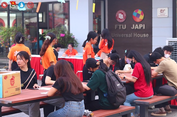 Sắc cam tại Happy Day XIV- Ngày hội hiến máu Đại học Ngoại thương