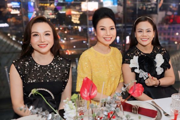 Ca sĩ Quách Tuấn Du tri ân Lâm Khánh Chi trong tiệc sinh nhật
